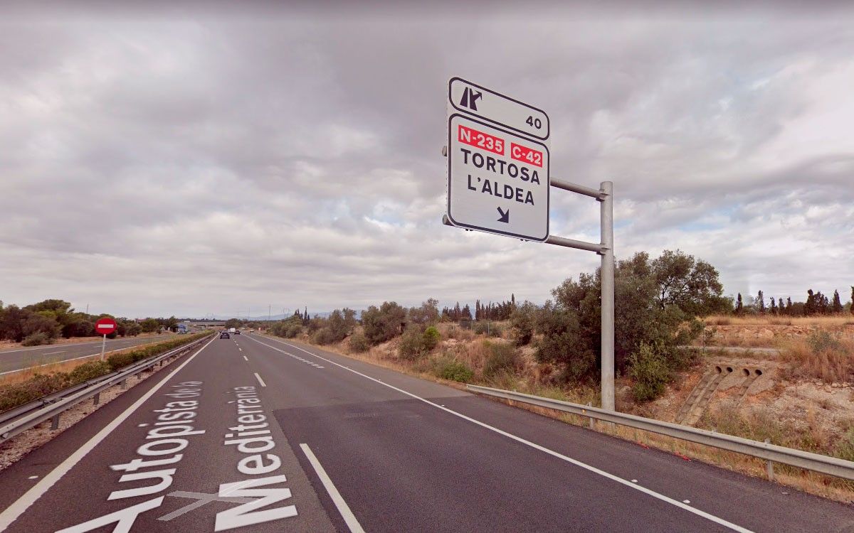 El vehicle va sortir a gran velocitat de l'autopista en direcció a Tortosa.