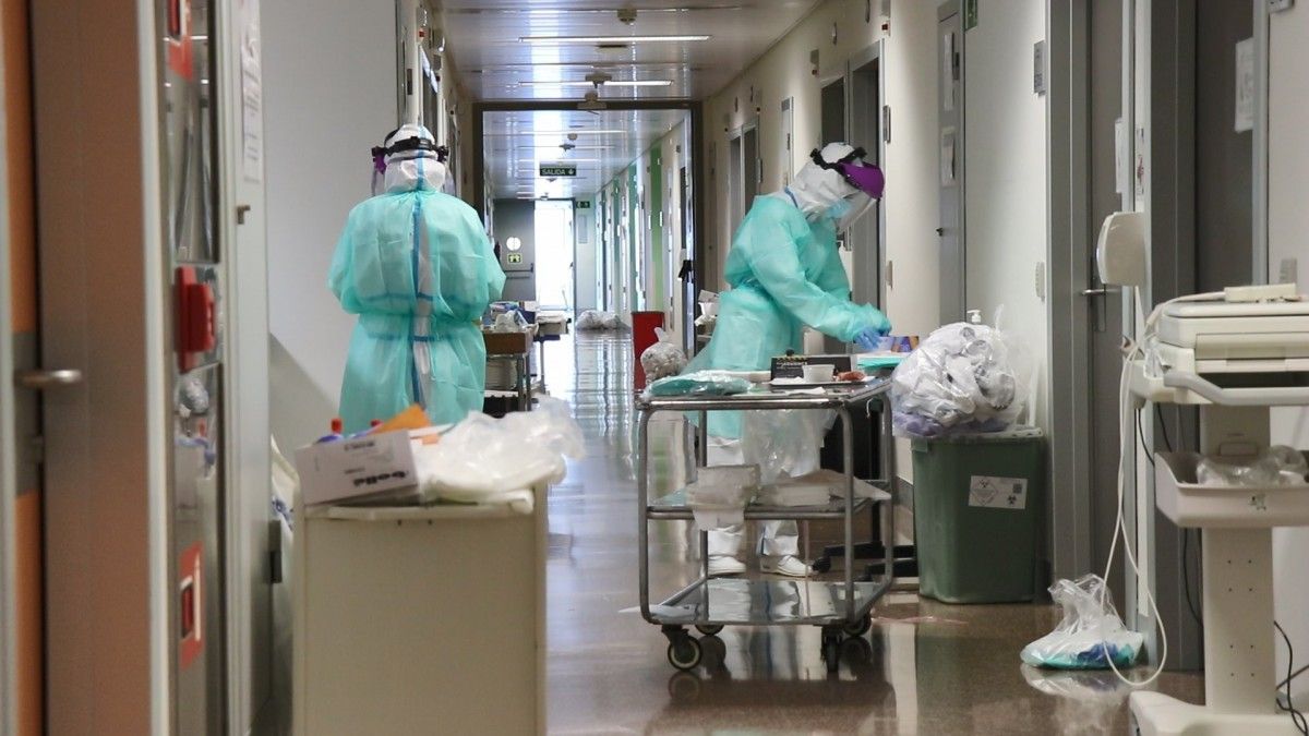 Sanitaris treballant en un hospital durant la pandèmia.