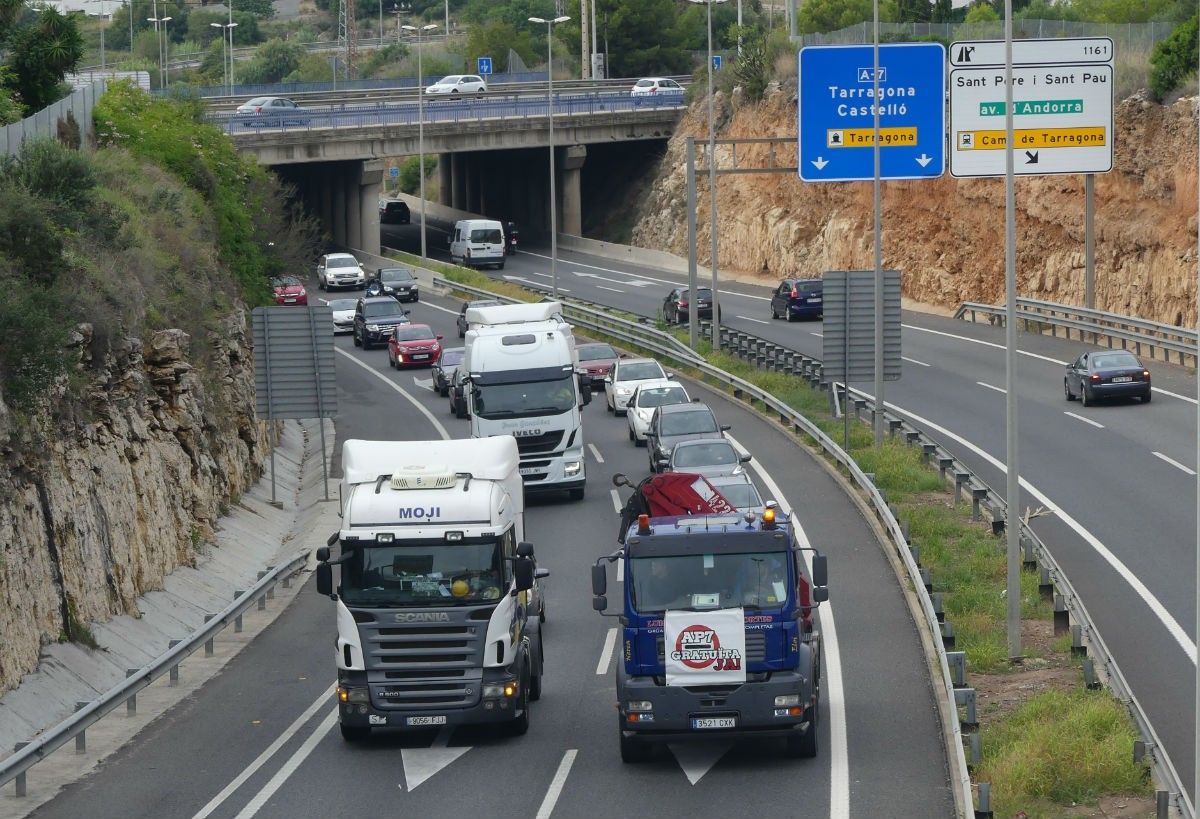 Una marxa lenta dels transportistes al seu pas per Tarragona 