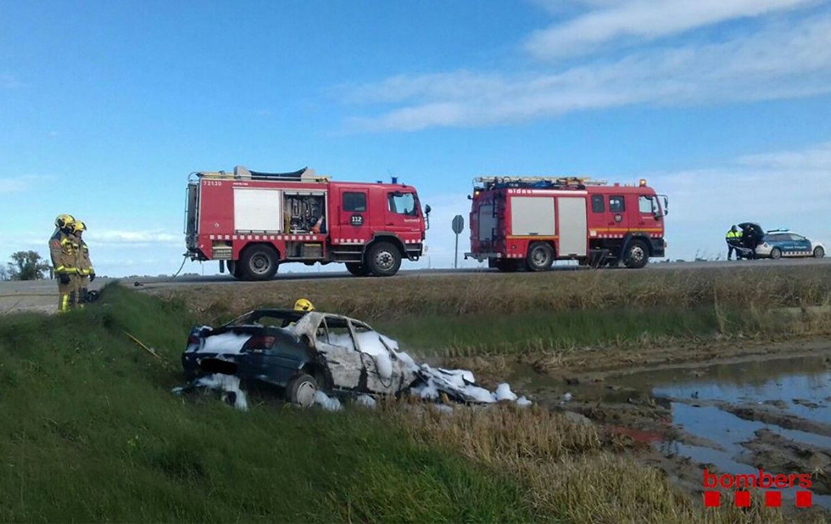 El vehicle accidentat a la carretera TV3405, a Amposta.