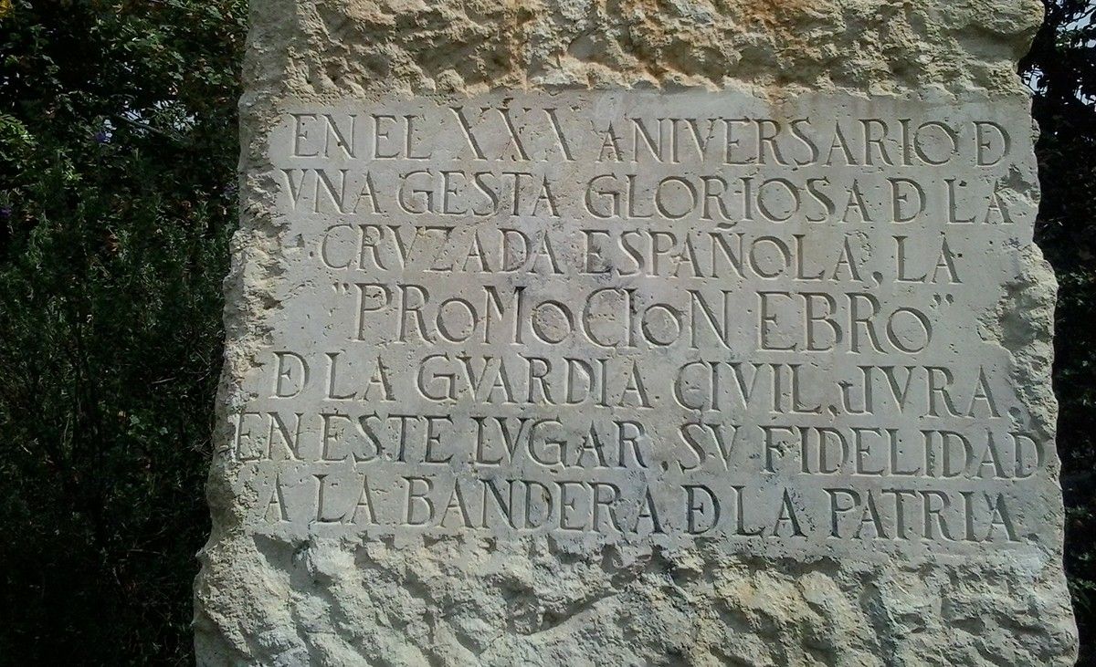Inscripció del monument franquista d'homenatge a la Guàrdia Civil del parc municipal.