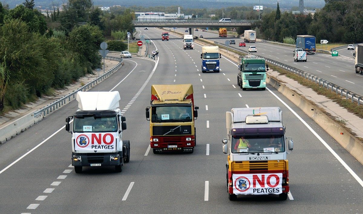 Camions amb pancartes enganxades al frontal, durant la marxa lenta de l'11 d'octubre del 2018.