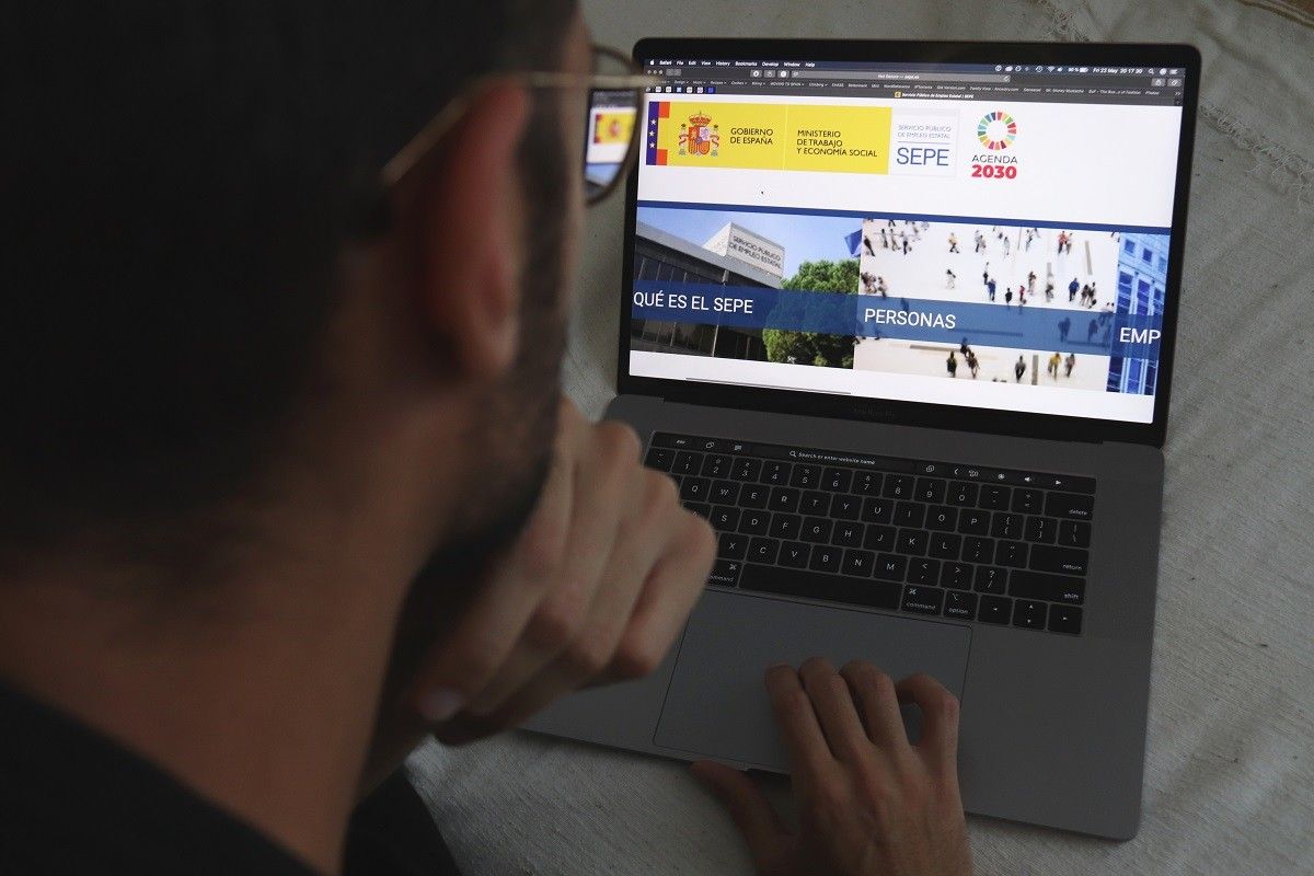 Un home mirant la pàgina web del Servei Estatal Públic d'Ocupació (SEPE)
