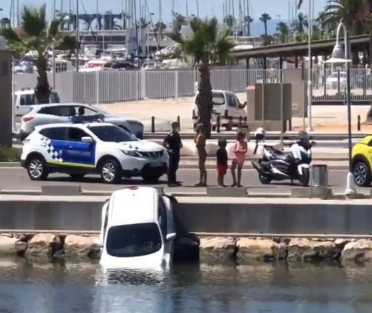 El vehicle accidentat al port de la Ràpita, ahir al migdia. 