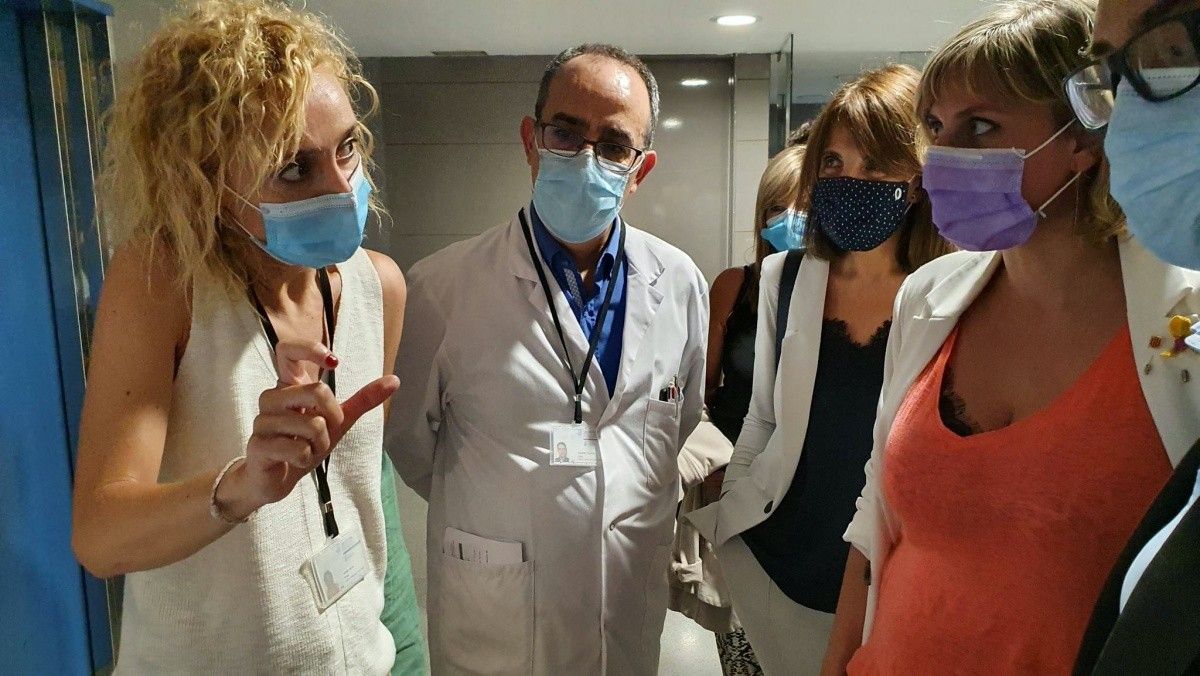 Alba Vergés amb els professionals de l'Hospital Comarcal de Móra d'Ebre, aquest dimarts.