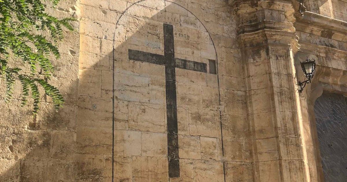 Creu als vencedors de la guerra civil espanyola a la façana de l'església de Cinctorres  