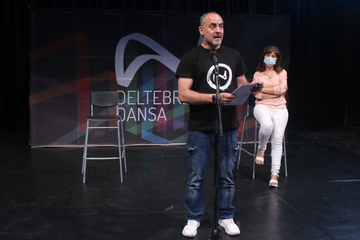 Pla general del responsable de Deltebre Dansa, Roberto Olivan, i la regidora de Cultura de Deltebre, Anna Giménez. 