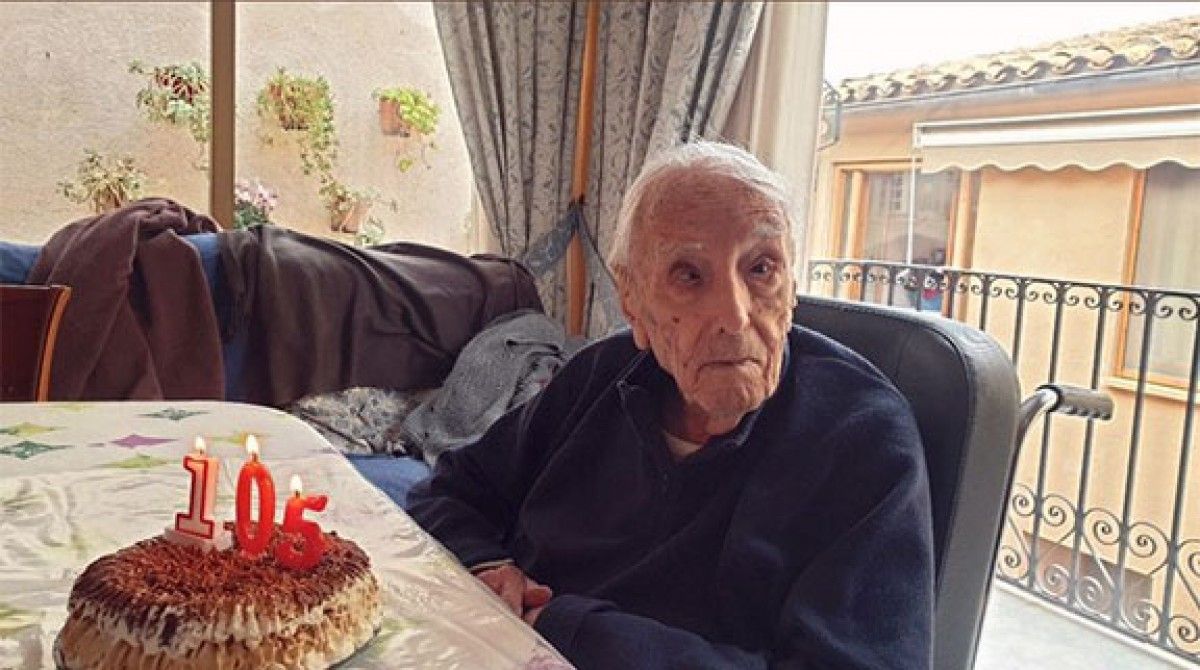 Javier Escarceller, amb el pastís del seu 105è aniversari.