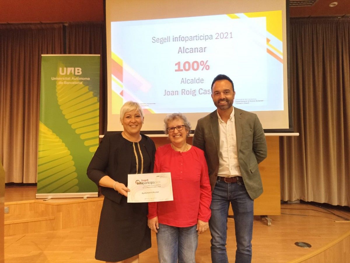 L'alcalde d'Alcanar, Joan Roig i la regidora Meritxell Ulldemolins han recollit el segell Infoparticipa 2021