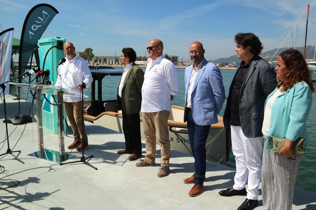 L'alcalde de la Ràpita, Josep Caparrós, en la inauguració amb el president de Ports, Isidre Gavín, i altres autoritats en la inauguració del primer carregador elèctric de vaixells de Catalunya i l'Estat  