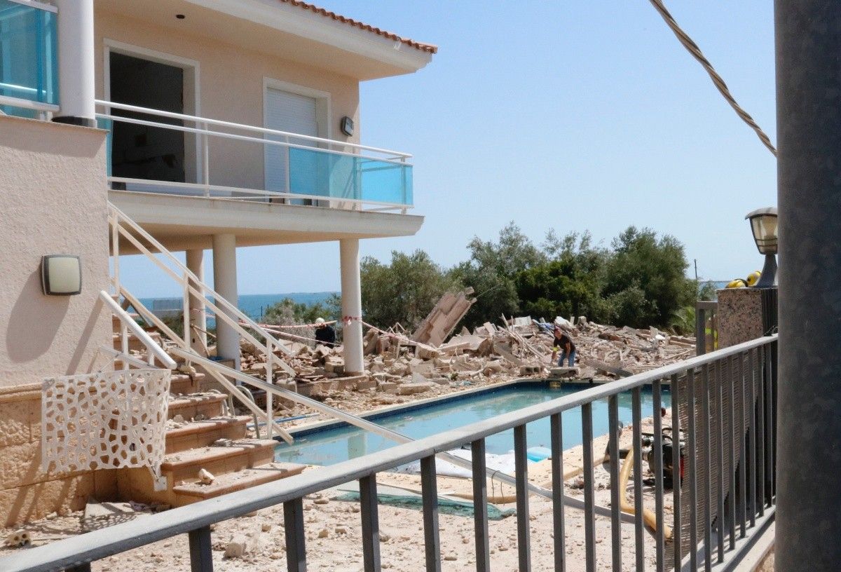 La casa esfondrada a Alcanar, convertida en runa al darrere d'una piscina, el 17 d'agost del 2017.