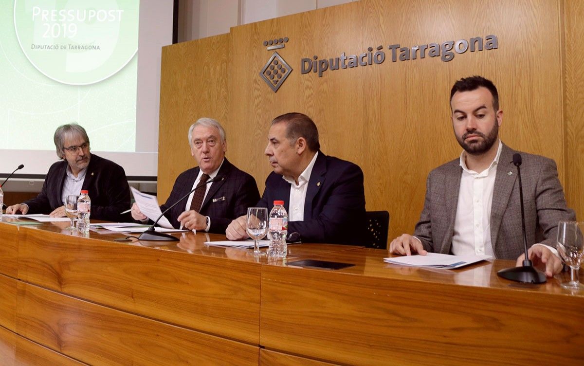 El president de la Diputació de Tarragona, Josep Poblet, acompanyat dels diputats Joaquim Nin, Josep Masdeu i Lluís Soler durant la presentació del pressupost pel 2019. 