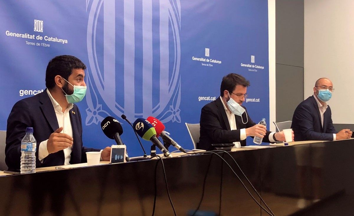 El vicepresident del Govern, Pere Aragonès, el conseller de Treball, Chakir El Homrani, i el director de l'Idece, Albert Salvadó, en una roda de premsa.