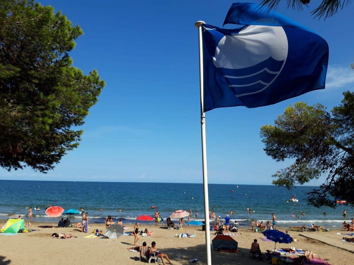 El distintiu de qualitat 'Bandera Blava' torna a la platja de Cap Roig i les Avellanes, a l'Ampolla