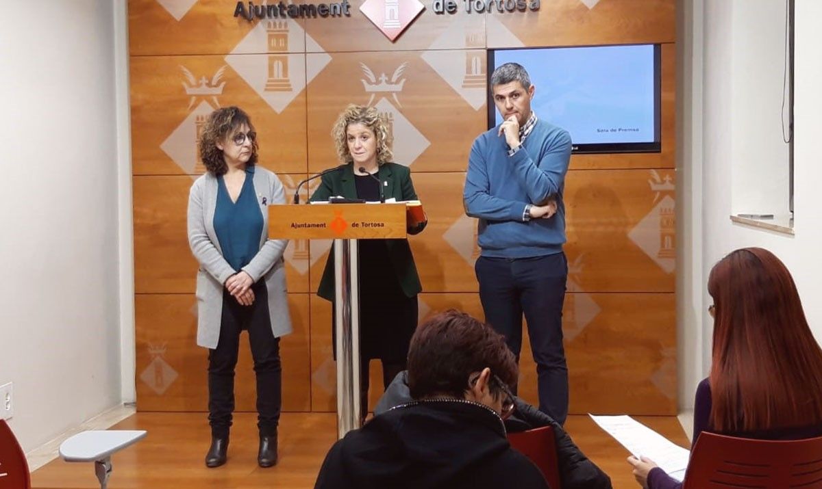L'alcaldessa de Tortosa, Meritxell Roigé,  amb els portaveus Emili Lehmann (Partit Demòcrata) i Maria Jesús Vinya (Esquerra Republicana).