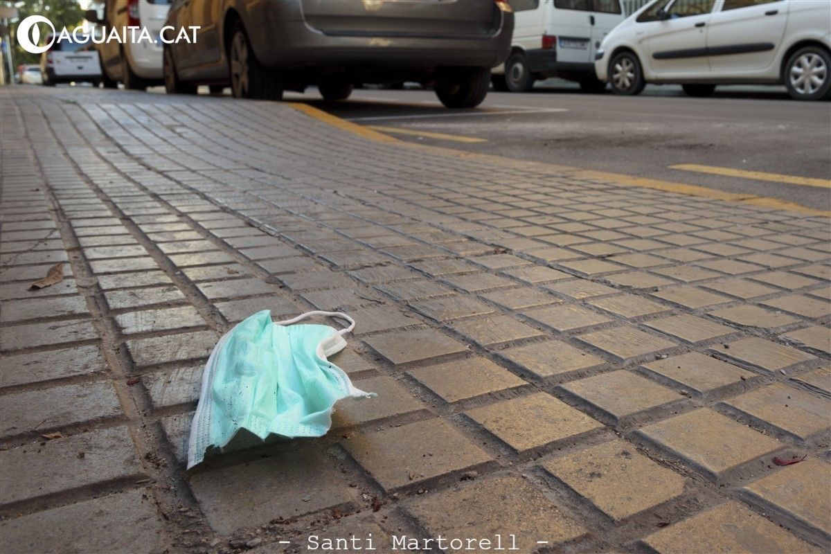 Una mascareta a terra, als carrers de Tortosa.