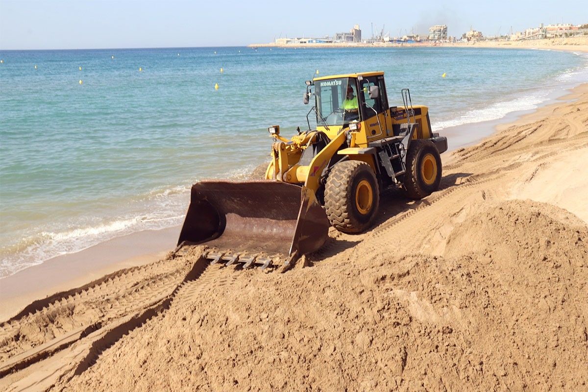 Una màquina treballant este dilluns a la platja del Miracle de Tarragona.