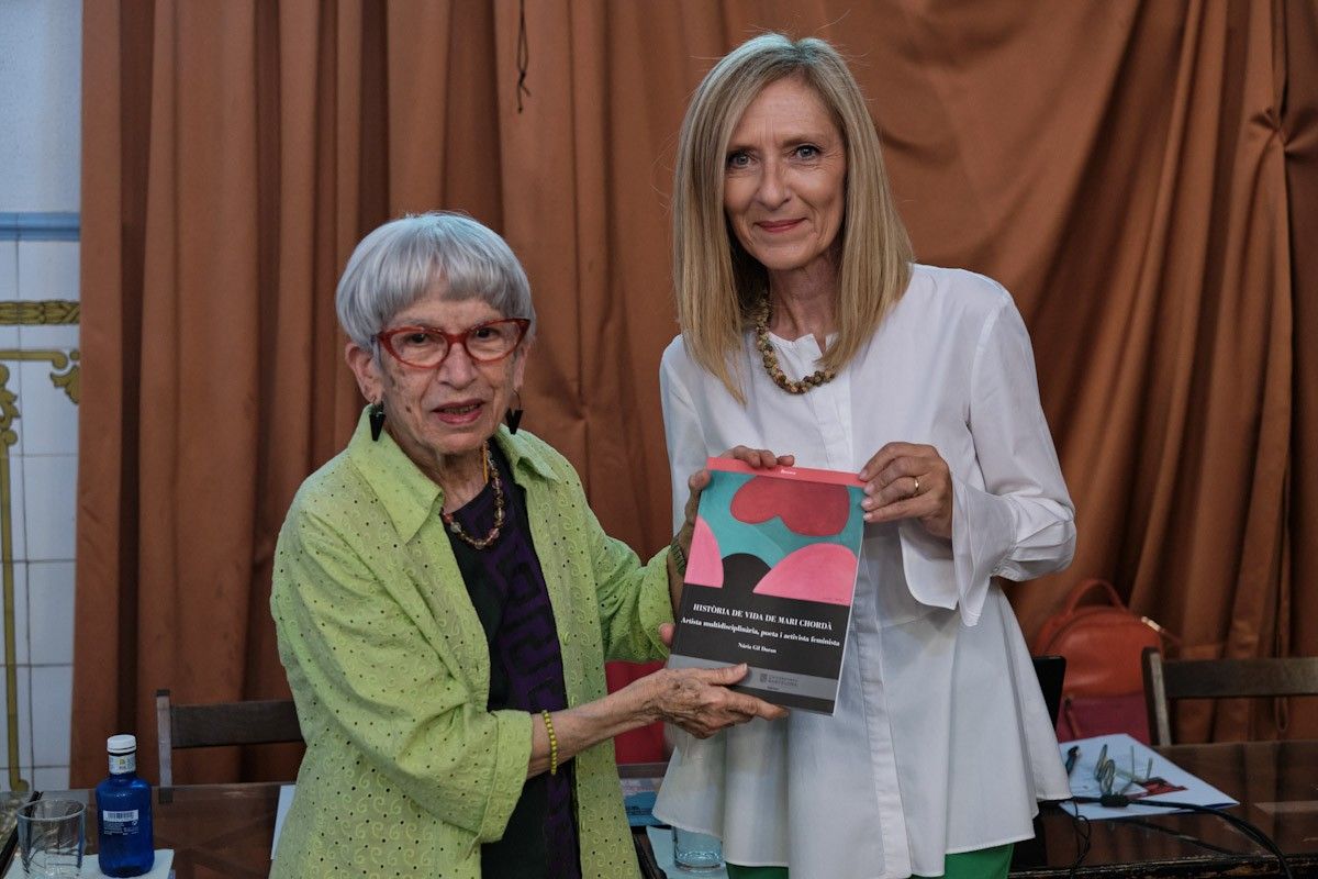 La pintora i activista Mari Chordà i la professora Núria Gil en la presentació del llibre de la vida de l'artista ampostina  