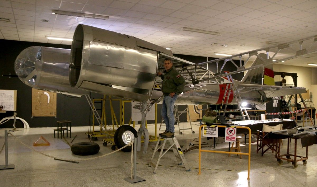 El president de l'Associació del Camp d'Aviació de la Sénia, José Ramon Bellaubí, mostrant el Túpolev SB-2 en procés de reconstrucció. 