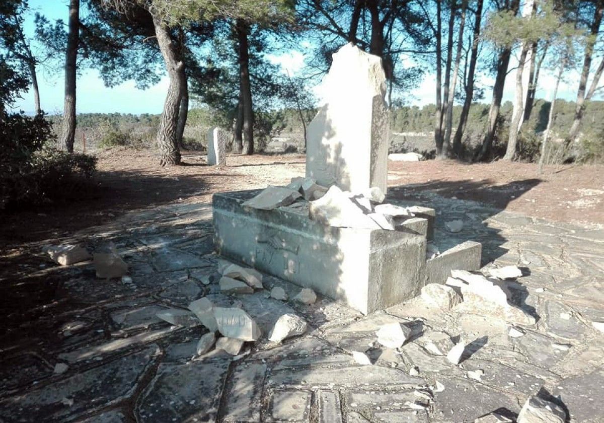 Uns dels monuments erigits pels Requetés a l’espai Quatre Camins de Vilalba dels Arcs