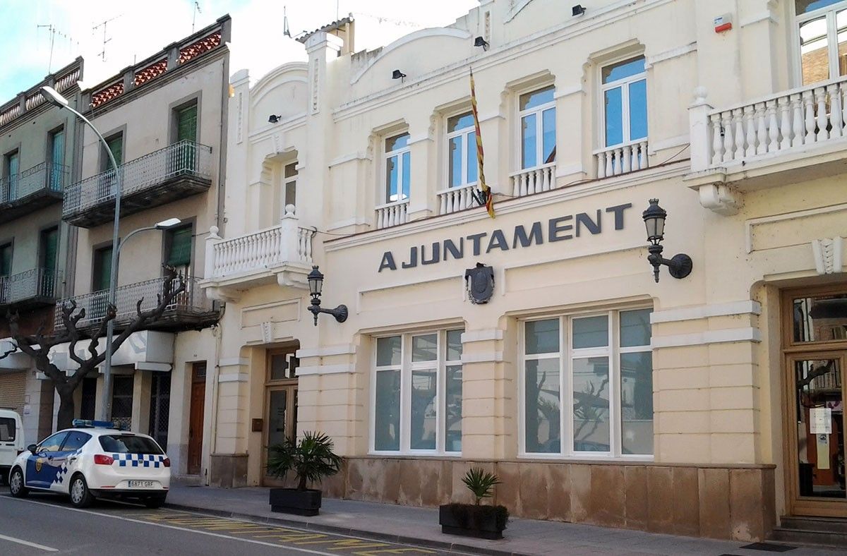 Façana de l'Ajuntament de Móra la Nova.