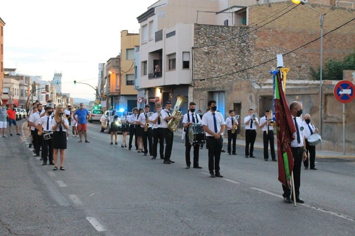 Cercavila de la banda de música Verge dels Prats, durant les festes alternatives de l'Aldea.