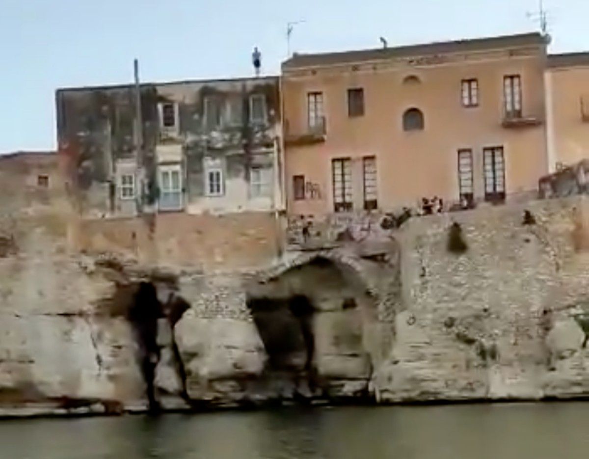 Imatge del vídeo on es veu el jove llançant-se al riu des d'un edifici a Amposta.