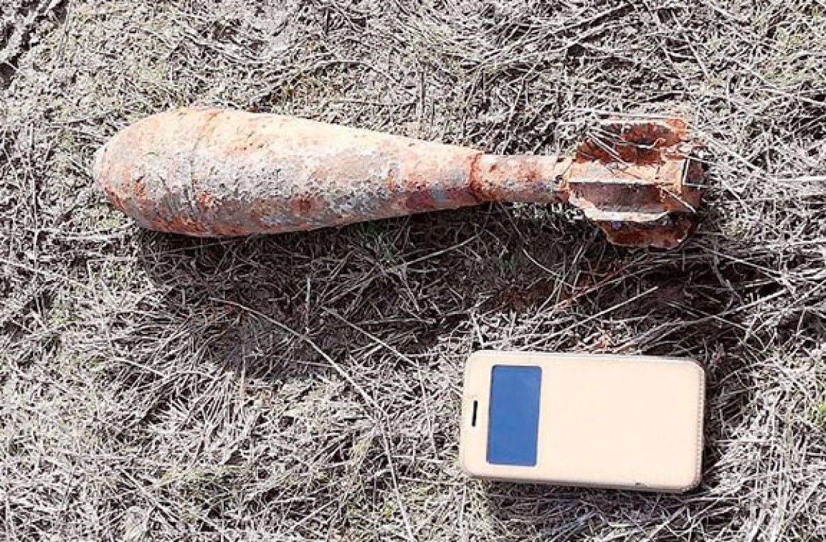 El projectil de morter trobat a la bassa de les Clotxes.