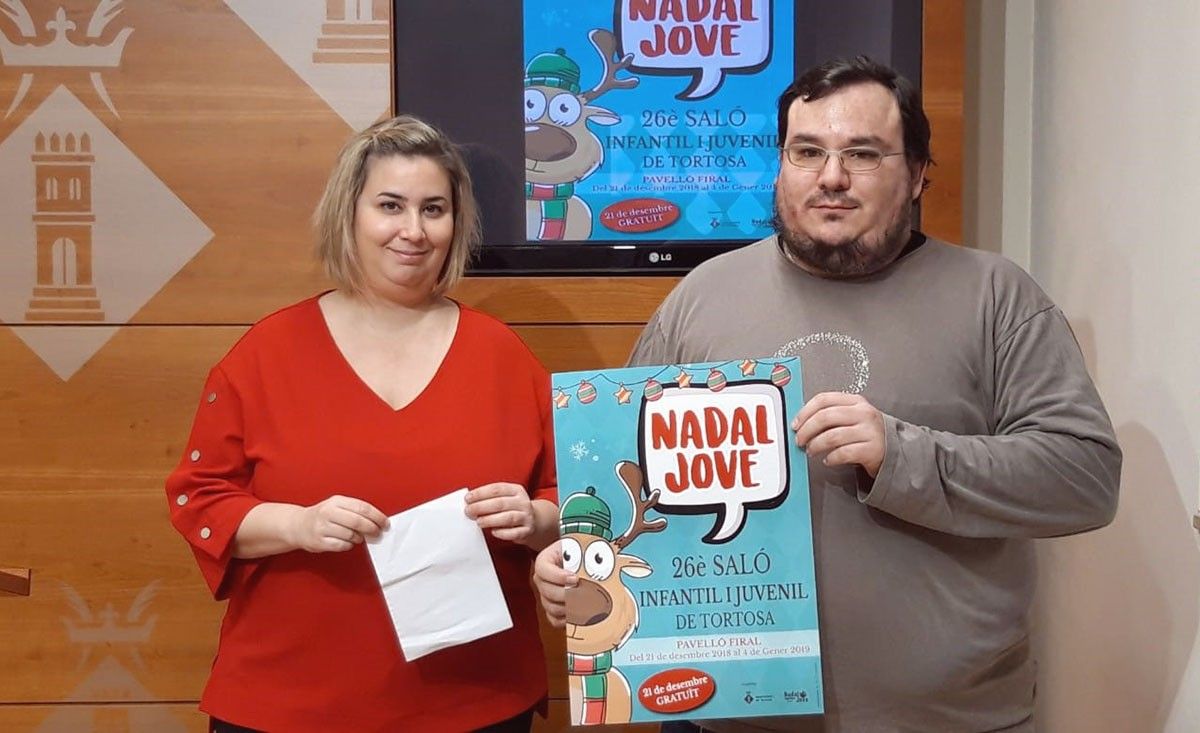 La regidora de Joventut, Cristina Girón, i Benjamin Roig, en representació de l'associació Voluntaris de Nadal Jove.