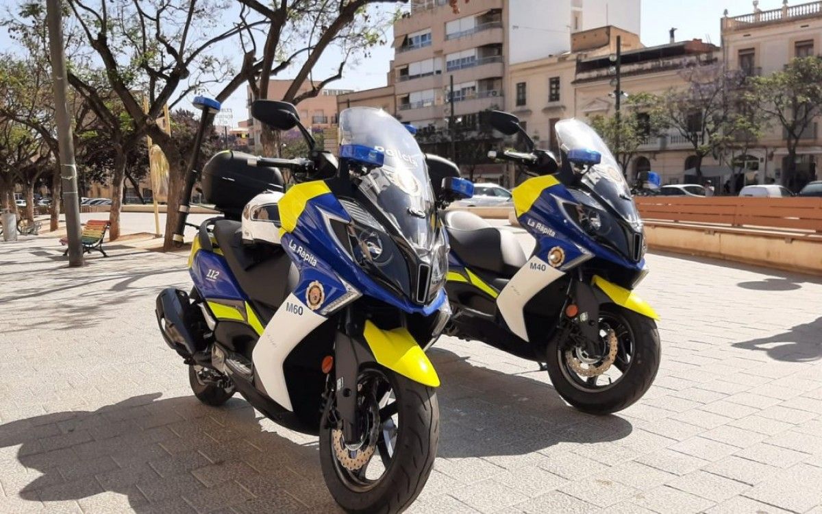 Les noves motos amb què compta la policia local porten el logotip del nou disseny que combina els colors blau i groc