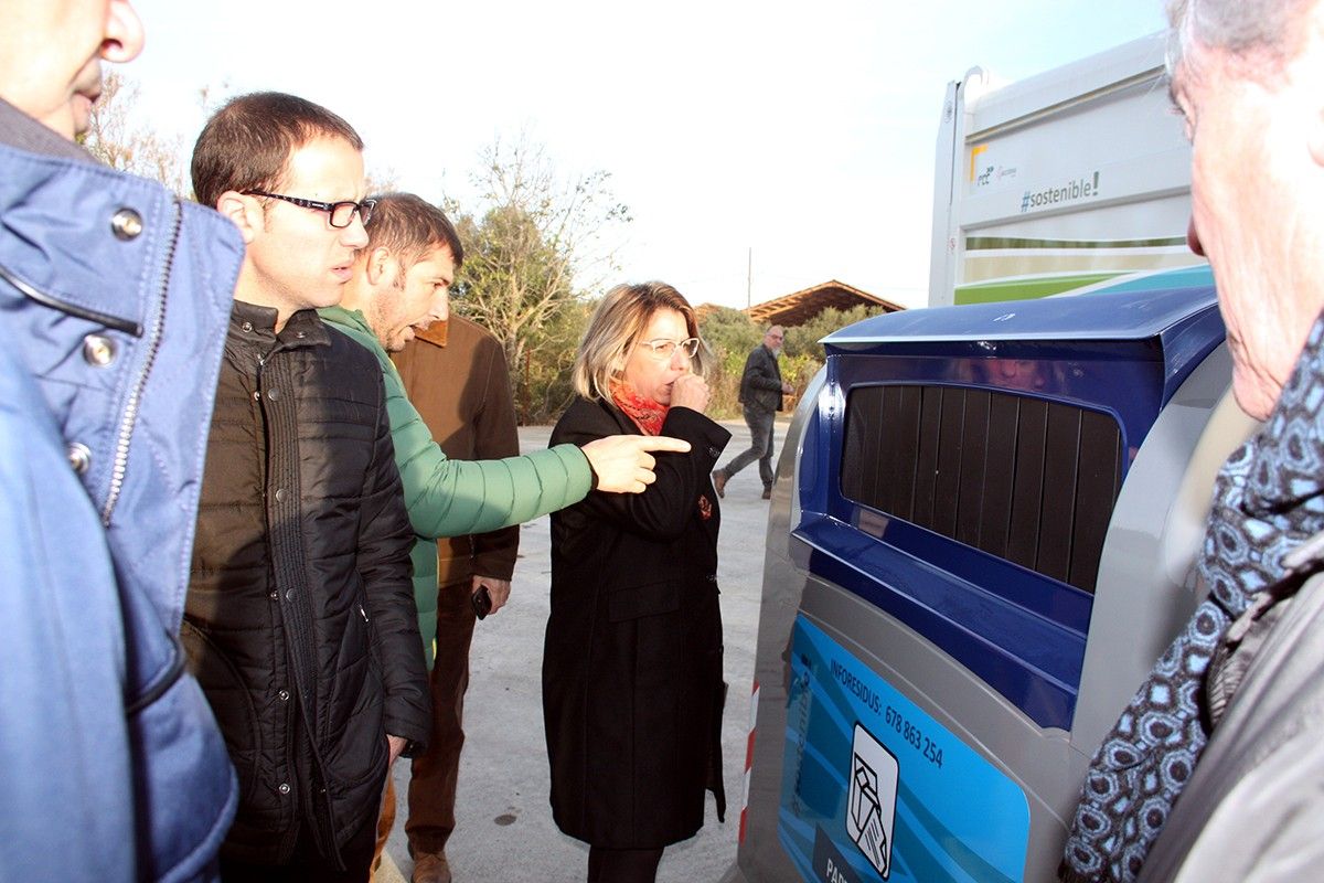 Alcaldes i regidors del Baix Ebre i el Montsià observant els nous contenidors que s'implantaran.