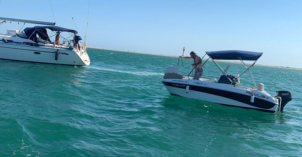Recuperada una embarcació a la deriva amb el patró a l'aigua a l'Ampolla