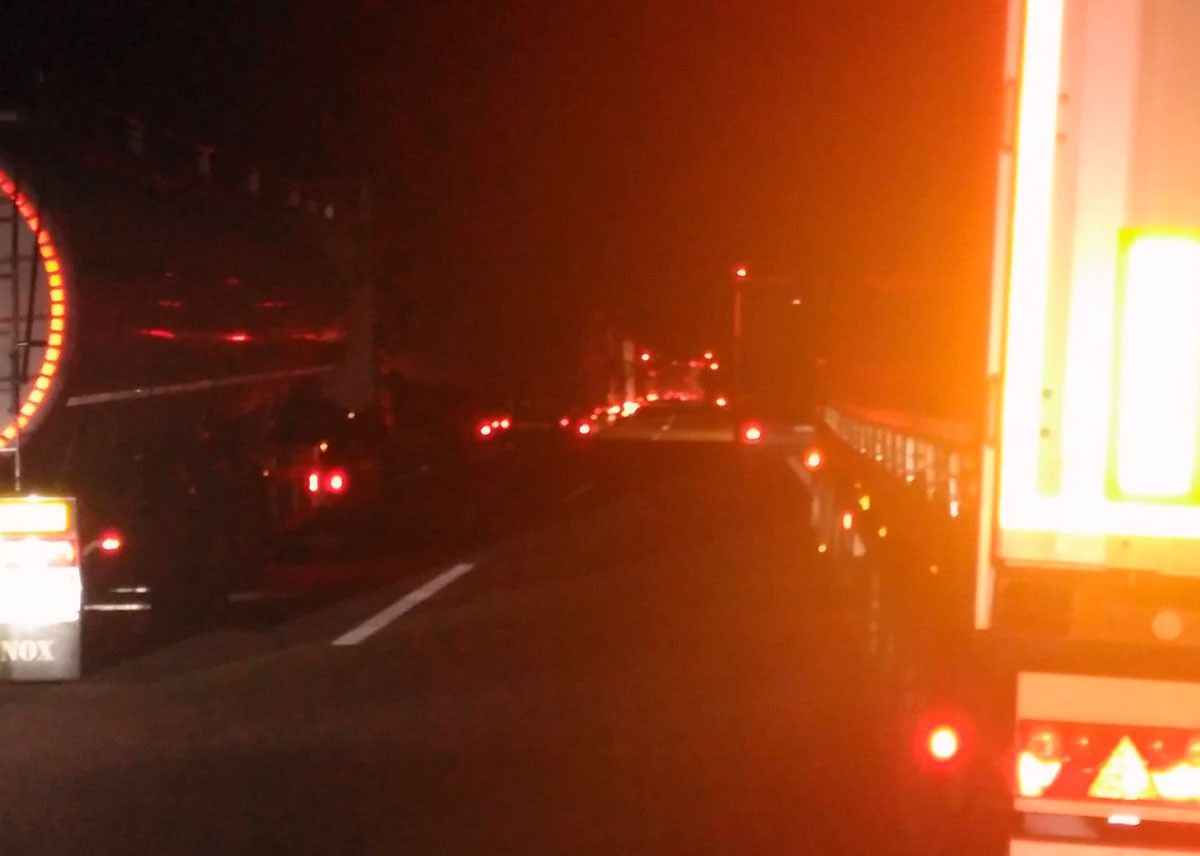 Imatge de la caravana de camions que esperen que s'obre el pas a l'autopista.