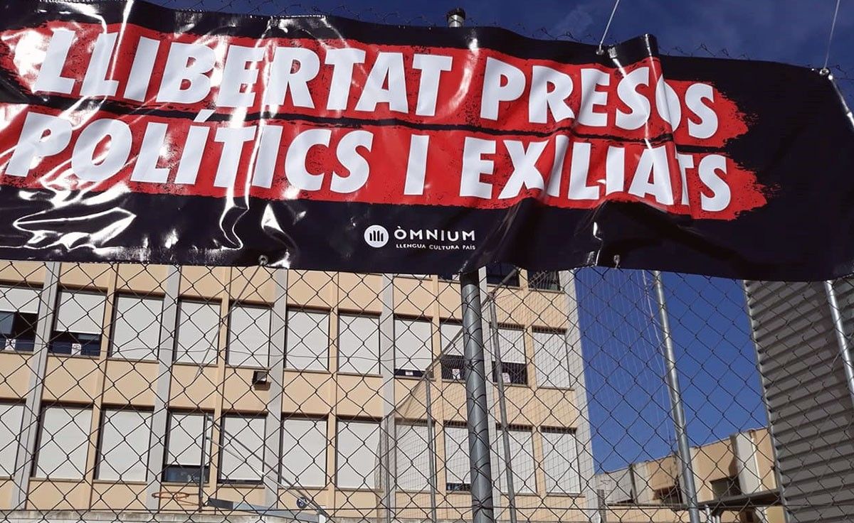 Pancarta en suport als presos polítics, a l'institut Dertosa.