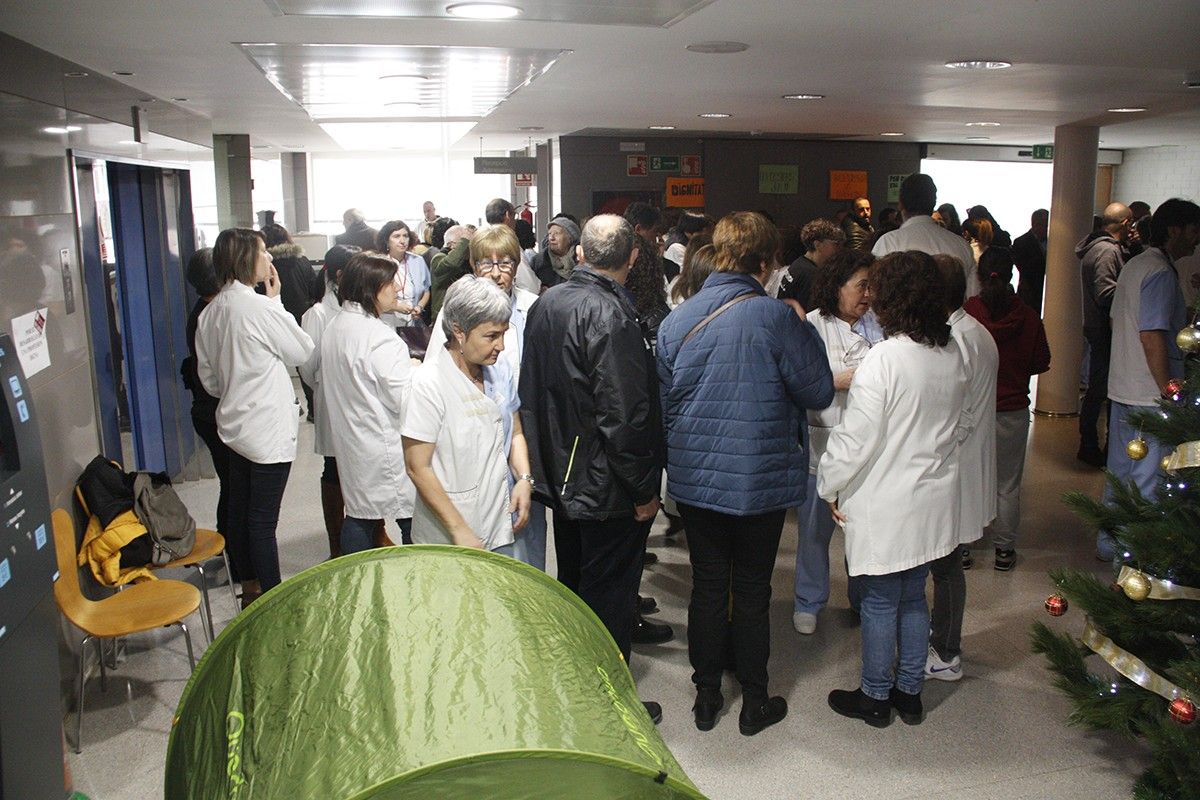 Els treballadors de l'Hospital de Móra d'Ebre concentrats a l'interior del centre sanitari, este matí.