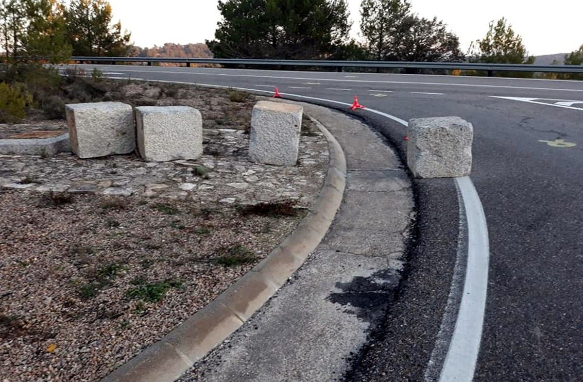 Algunes de les pedres que formaven el monòlit de la IV divisió franquista de Navarra a la Fatarella, escampades a terra, a tocar de la carretera.