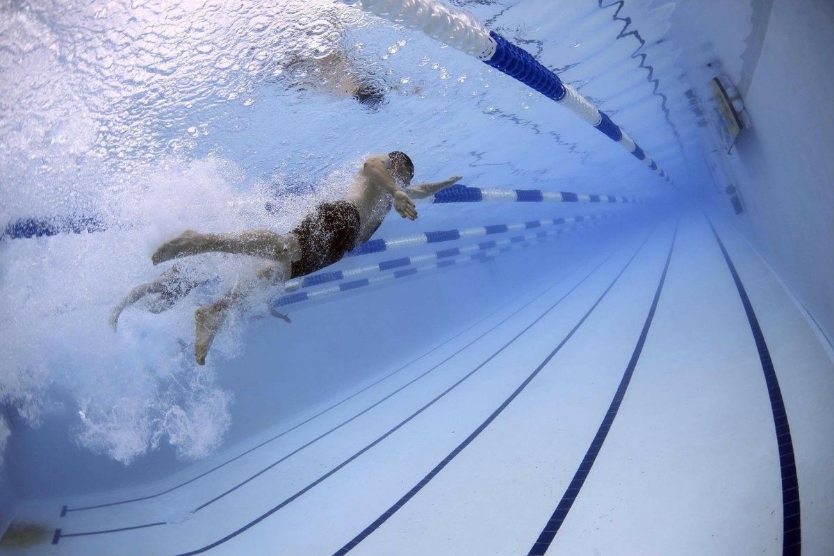 Imatge d' un jove nedant en una piscina 