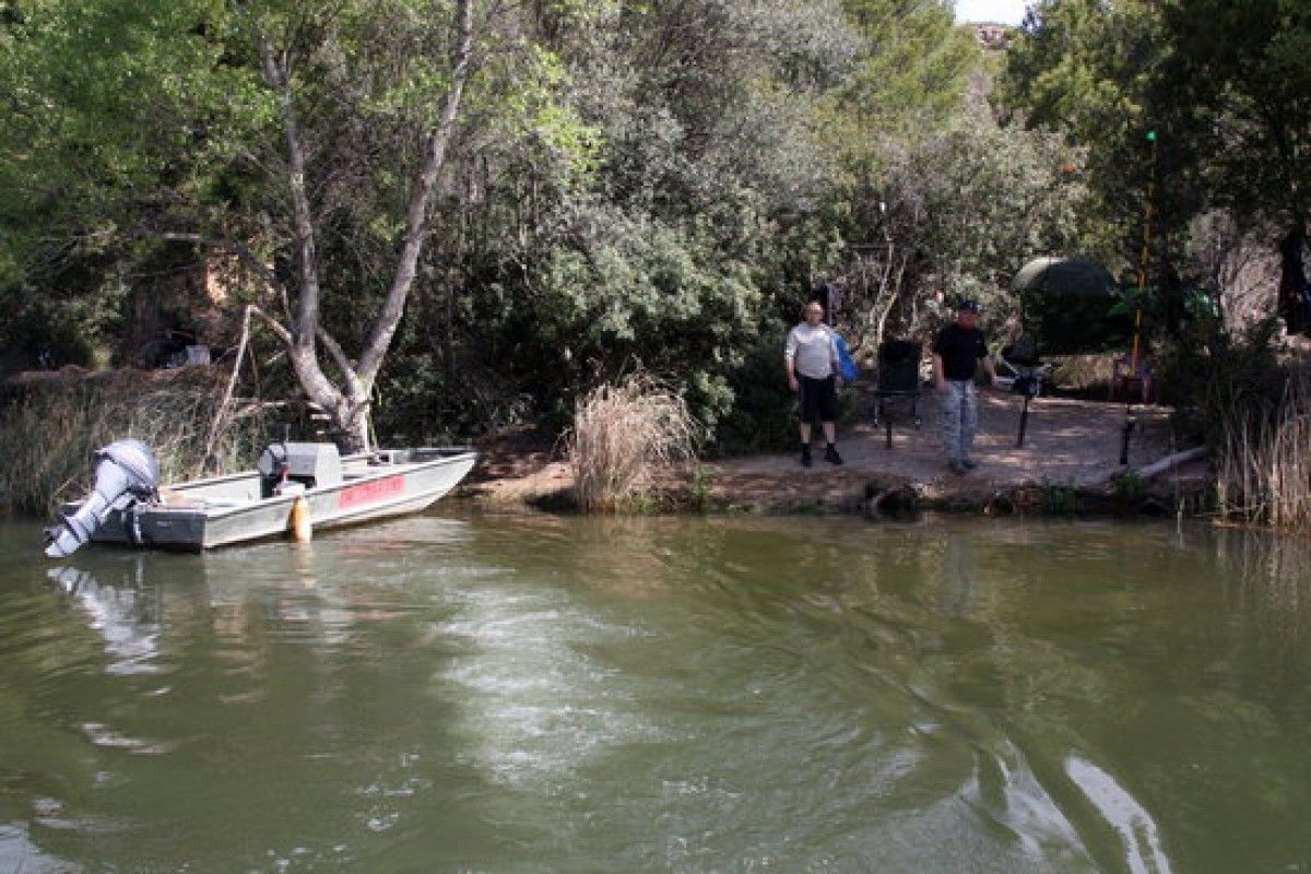 Riba-roja d'Ebre reclama que la recaptació pels permisos de pesca al pantà reverteixi en manteniment i vigilància