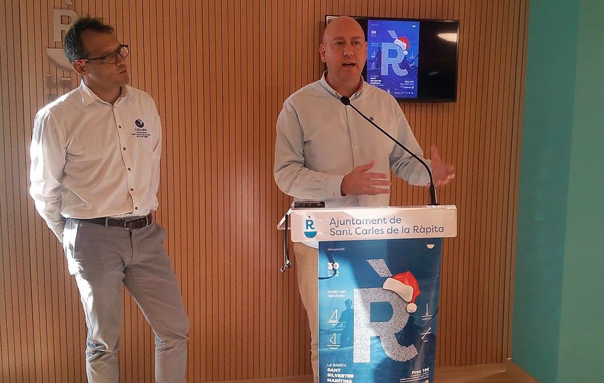 L'alcalde de la Ràpita, Josep Caparrós, i el president de l'Estació Nàutica, Joan Barberà, durant la presentació del Sant Silvestre Marítim.