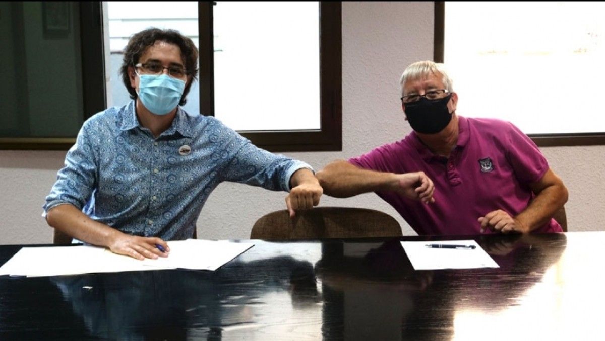 Francesc Barbero, batlle de Flix, i Jaume Masip, president de La Cana, signant el conveni de cessió
