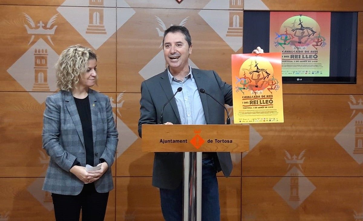 El regidor de Festes, Domingo Tomàs, amb l'alcaldessa de Tortosa, Meritxell Roigé, amb el cartell de la Cavalcada.