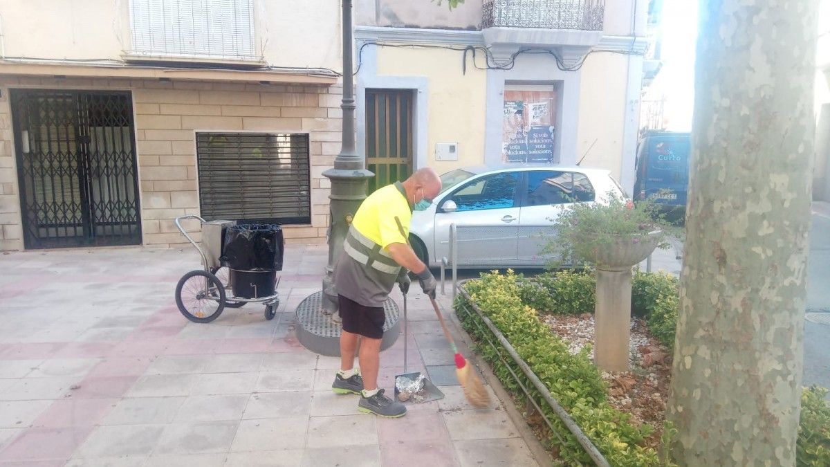 Alcanar incorpora dos treballadors per a  reforçar la neteja viària del municipi