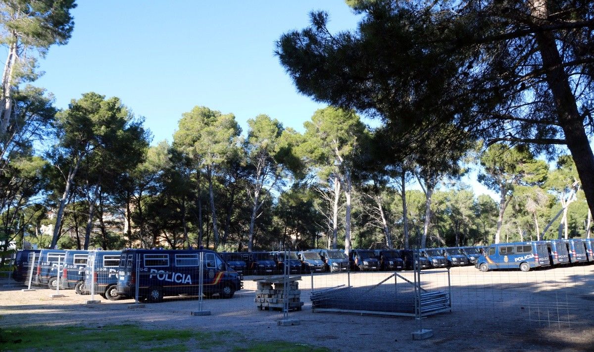 Desenes de furgonetes de la policia espanyola estacionades en un aparcament de Salou. 