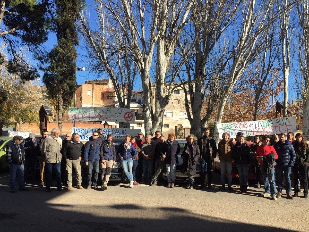 Un grup de persones s'han reunit davant del Consell Comarcal de la Terra Alta, este dijous al migdia.