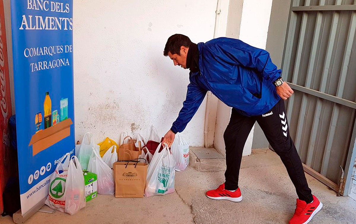 Un dels participants dixant aliments en el primer torneig solidari organitzat pel Club Futbol Tortosa en benefici al Banc d'Aliments de les Terres de l'Ebre. 