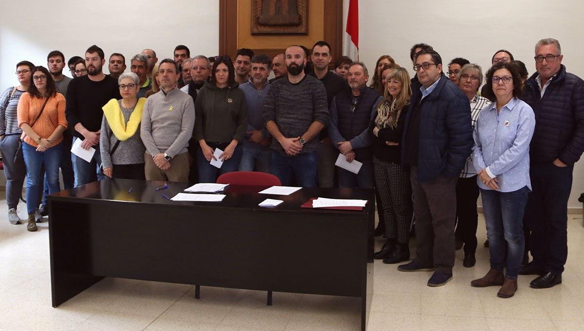 Alcaldes i representants electes de la Ribera d'Ebre en la roda de premsa després de la reunió per rebutjar l'abocador que s'ha d'ubicar a de Riba-roja.