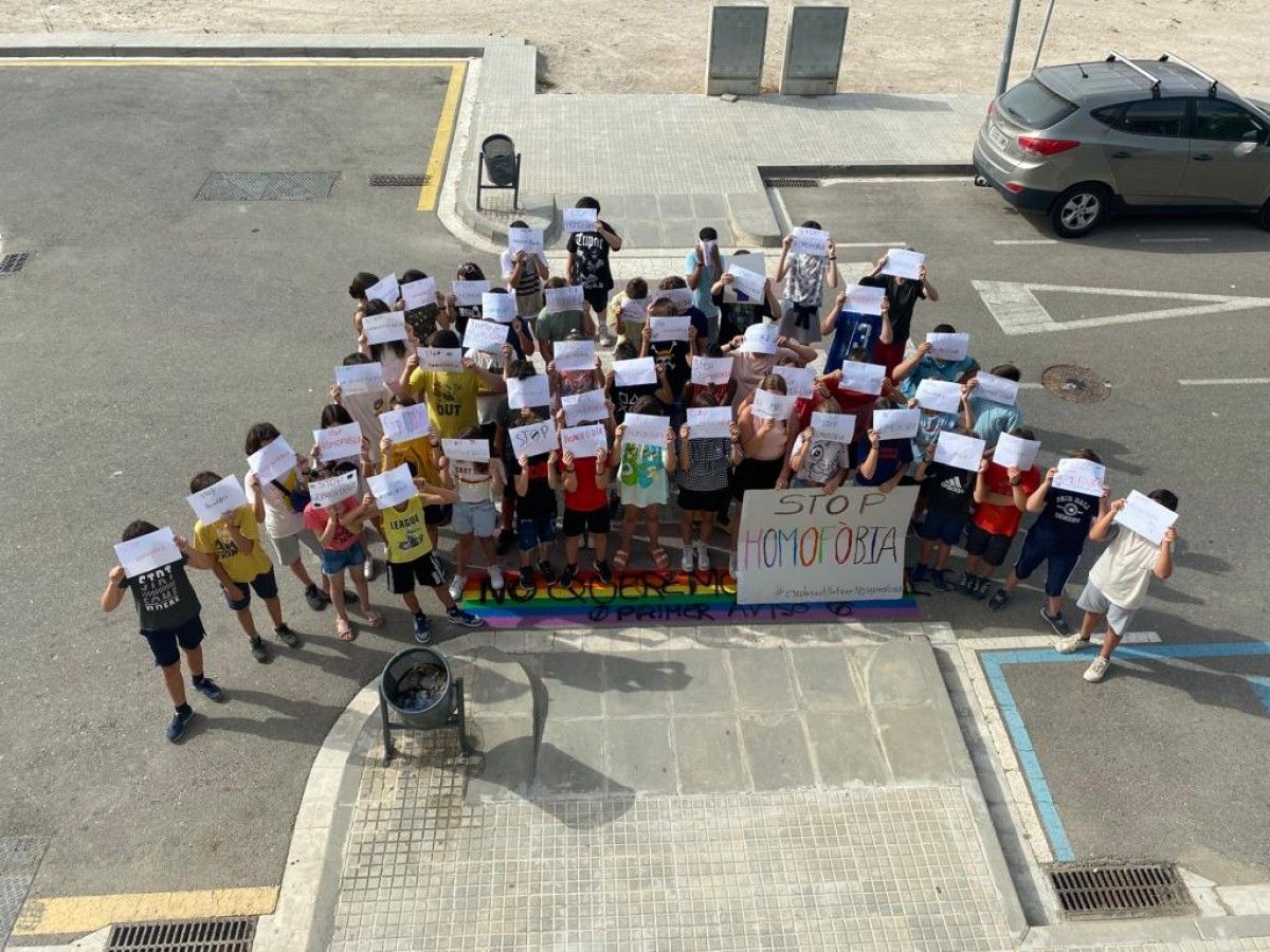 Els alumnes de l'Escola Sant Llàtzer demanen que s'aturen els actes homòfobs davant la seua escola i davant la societat 