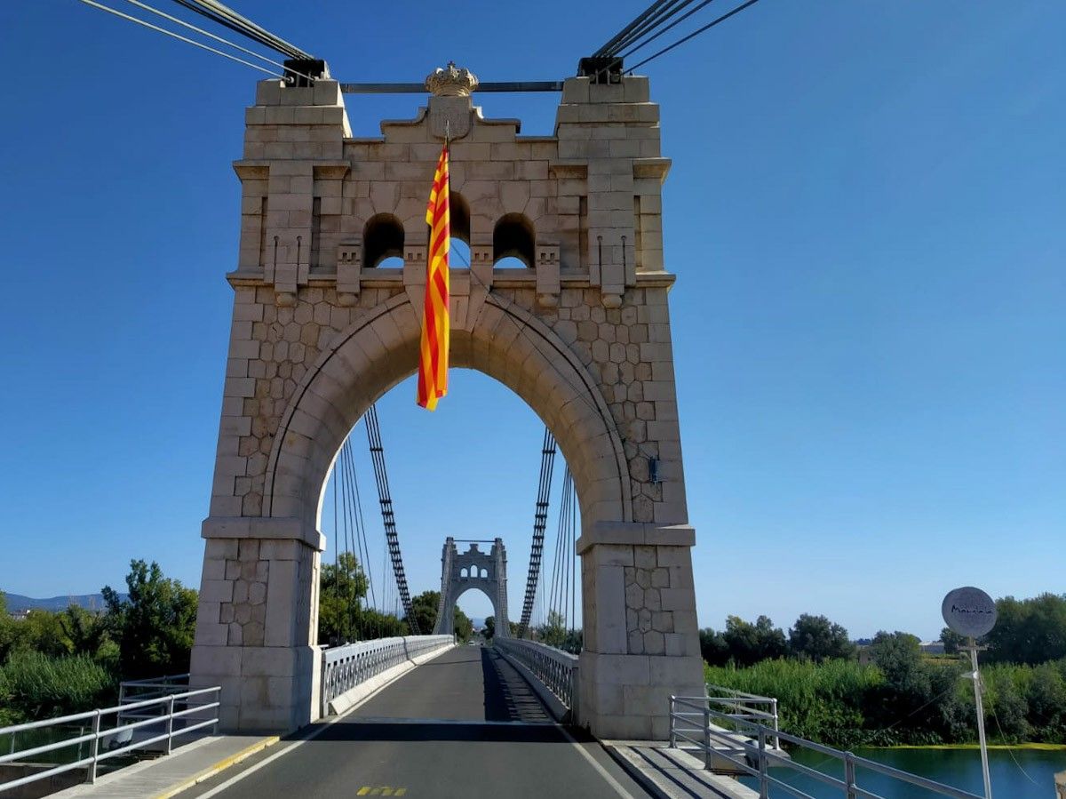 Hissada de la senyera al Pont Penjant d'Amposta, Diada 2020