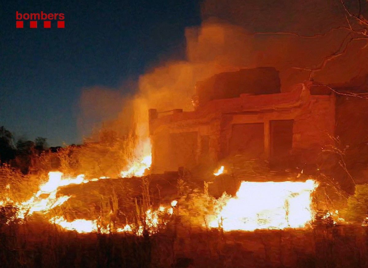 Un incendi crema completament una masia a Gandesa