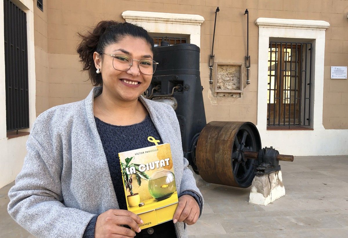 Daniela Gil amb la novel·la sobre activisme juvenil 'La Ciutat', de Víctor Panicello.